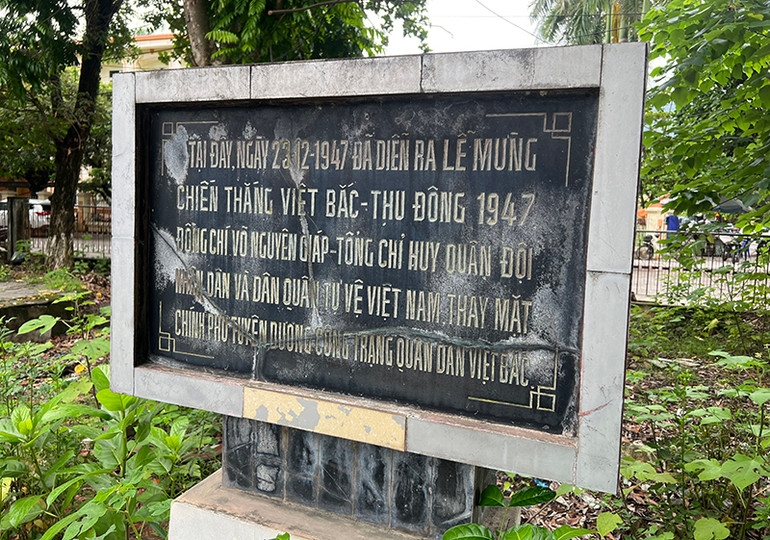 Bia ghi dấu địa điểm diễn ra Lễ mừng chiến thắng Việt Bắc Thu-Đông 1947 tại phường Minh Xuân, thành phố Tuyên Quang. Bia ghi dấu địa điểm diễn ra Lễ mừng chiến thắng Việt Bắc Thu-Đông 1947 tại phường Minh Xuân, thành phố Tuyên Quang.