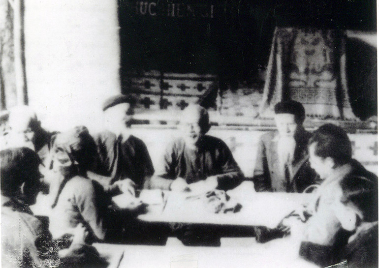 Đồng chí Tôn Đức Thắng chủ trì một tổ công tác thảo luận về luật cải cách ruộng đất trong Hội nghị liên tịch giữa Ủy ban thường vụ Quốc hội khóa I và Mặt trận Liên Việt tại xã Trung Yên, huyện Sơn Dương ngày 25/2/1952. (Ảnh tư liệu)