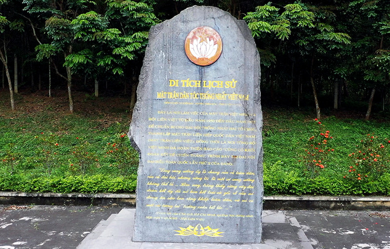 Bia di tích lịch sử Mặt trận dân tộc thống nhất Việt Nam dẫn lại lời của Chủ tịch Hồ Chí Minh tại Đại hội thống nhất Mặt trận Việt Minh - Hội Liên Việt năm 1951.