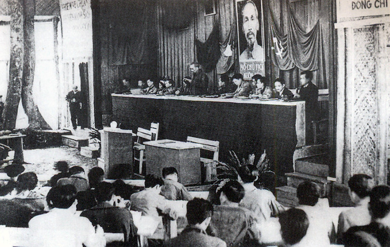 Chủ tịch Hồ Chí Minh trình bày báo cáo chính trị tại Đại hội II. (Ảnh tư liệu)