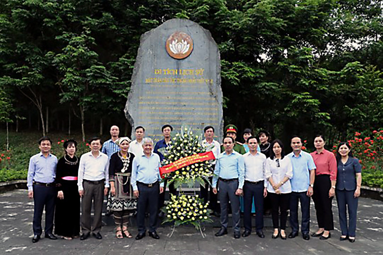 Các đồng chí lãnh đạo Ủy Ban Trung ương Mặt trận Tổ quốc Việt Nam và lãnh đạo tỉnh Tuyên Quang chụp ảnh lưu niệm tại Bia di tích lịch sử Mặt trận dân tộc thống nhất Việt Nam.