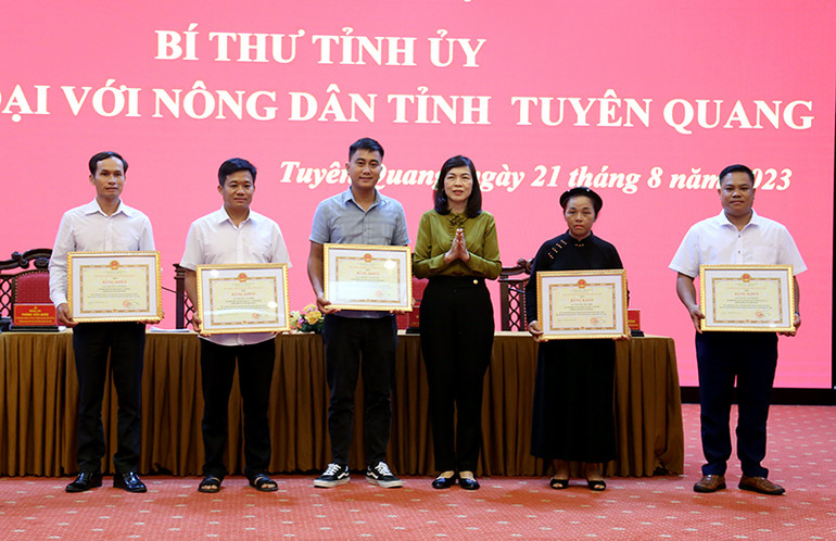 Lãnh đạo tỉnh Tuyên Quang trao Bằng khen cho các cá nhân.