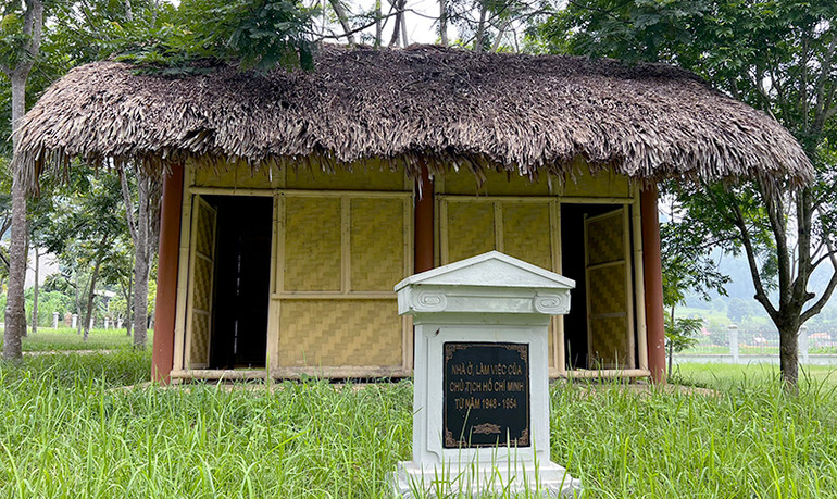 Nhà ở và làm việc của Chủ tịch Hồ Chí Minh tại thôn Lập Binh, xã Bình Yên, huyện Sơn Dương từ năm 1948-1954.
