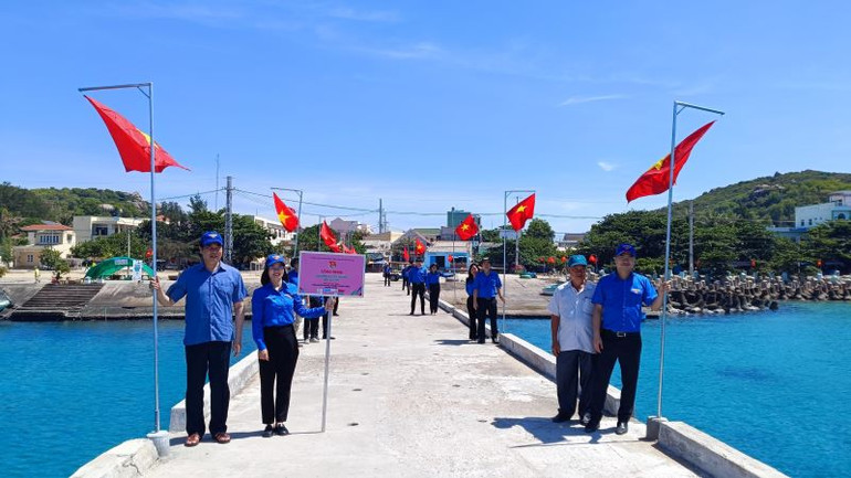 Trung ương Đoàn trao tặng công trình “Đường cờ Tổ quốc” trên đảo Nhơn Châu. Trung ương Đoàn trao tặng công trình “Đường cờ Tổ quốc” trên đảo Nhơn Châu.