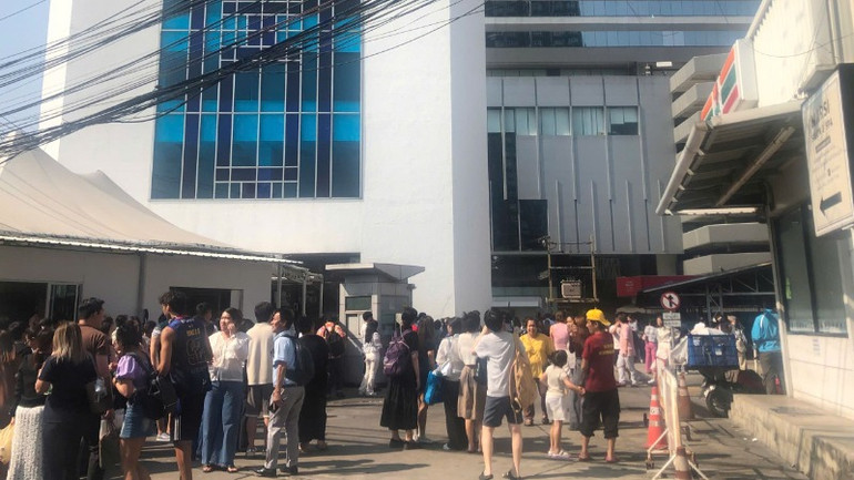 Thái Lan vẫn khuyến cáo người dân chưa vào các nhà cao tầng vì các dư chấn có thể tiếp tục xuất hiện. (Ảnh: XUÂN SƠN - ĐINH TRƯỜNG)