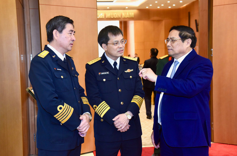 Thủ tướng Phạm Minh Chính trao đổi với các đại biểu trong giờ nghỉ giải lao.