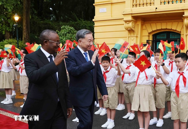 Tổng Bí thư, Chủ tịch nước Tô Lâm và Tổng thống Guinea-Bissau Umaro Sissoco Embaló với thiếu nhi Thủ đô Hà Nội. (Ảnh: Lâm Khánh/TTXVN)