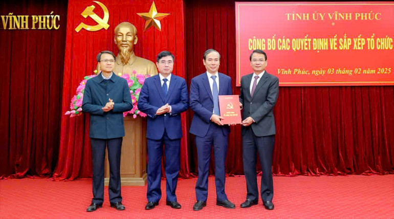 Bí thư Tỉnh ủy Đặng Xuân Phong trao Quyết định bổ nhiệm đồng chí Trần Thanh Hải giữ chức Trưởng Ban Tuyên giáo và Dân vận Tỉnh ủy.