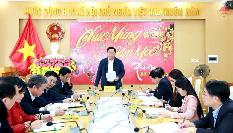 Lãnh đạo tỉnh, huyện bàn giải pháp xây dựng các khu tái định cư. Lãnh đạo tỉnh, huyện bàn giải pháp xây dựng các khu tái định cư.