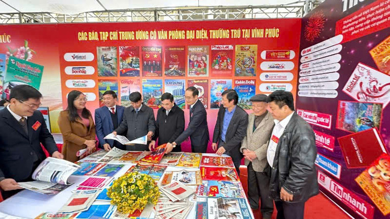 Các đại biểu tham quan gian trưng bày báo, tạp chí Trung ương.