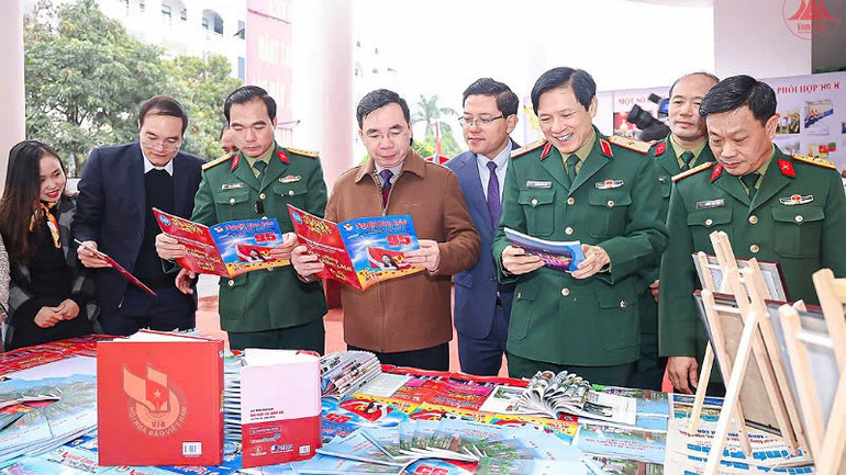 Các đại biểu tham quan gian trưng bày báo chí.