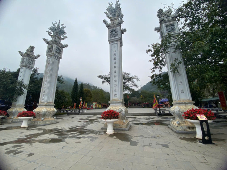 Bảng gắn chip NFC được đặt cổng chính Khu danh thắng Tây Thiên.