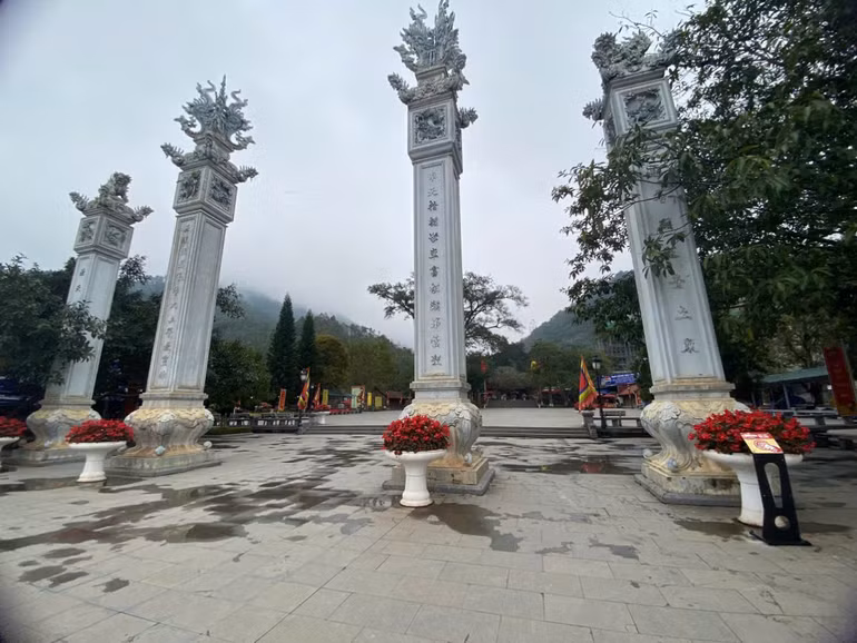 Bảng gắn chip NFC được đặt cổng chính Khu danh thắng Tây Thiên.