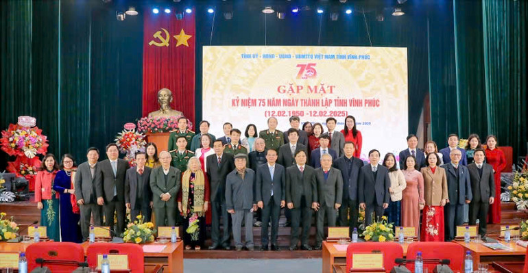 Các đại biểu chụp ảnh tại buổi gặp mặt kỷ niệm. Các đại biểu chụp ảnh tại buổi gặp mặt kỷ niệm.