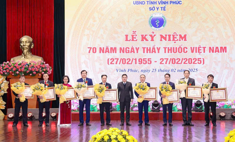Phó Chủ tịch Thường trực Ủy ban nhân dân tỉnh Vũ Việt Văn trao danh hiệu Thầy thuốc ưu tú tặng các bác sĩ.