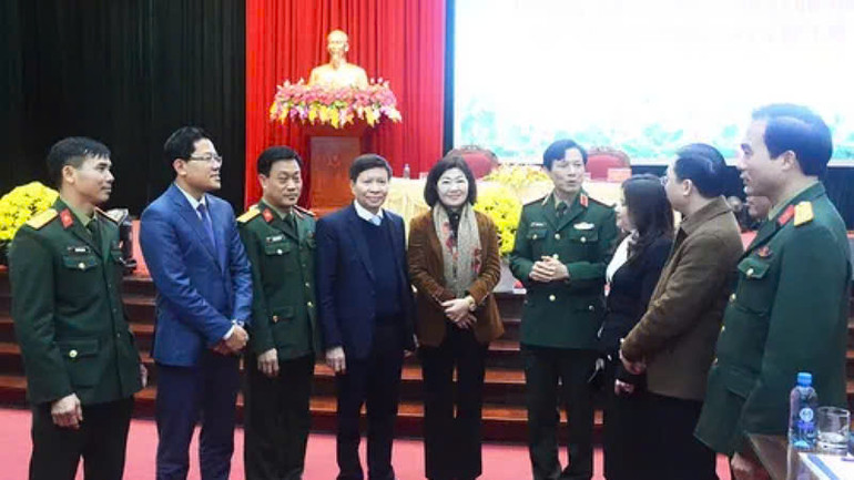 Các đại biểu trao đổi kinh nghiệm tuyên truyền.