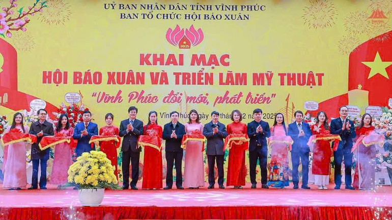 Các đại biểu cắt băng khai mạc sự kiện.
