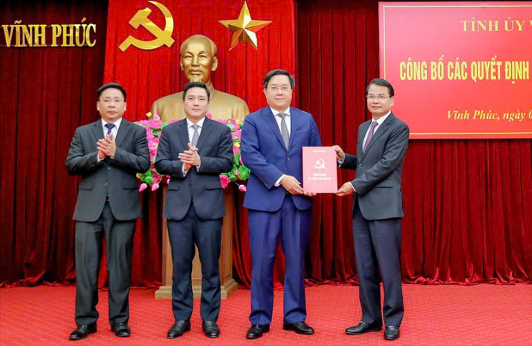 Bí thư Tỉnh ủy Đặng Xuân Phong trao Quyết định của Tỉnh ủy về thành lập Đảng bộ Ủy ban nhân dân tỉnh Vĩnh Phúc trực thuộc Tỉnh ủy.