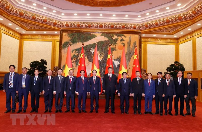 Chủ tịch nước Võ Văn Thưởng và Tổng Bí thư, Chủ tịch Trung Quốc Tập Cận Bình với các đại biểu hai nước. (Ảnh: Thống Nhất/TTXVN)