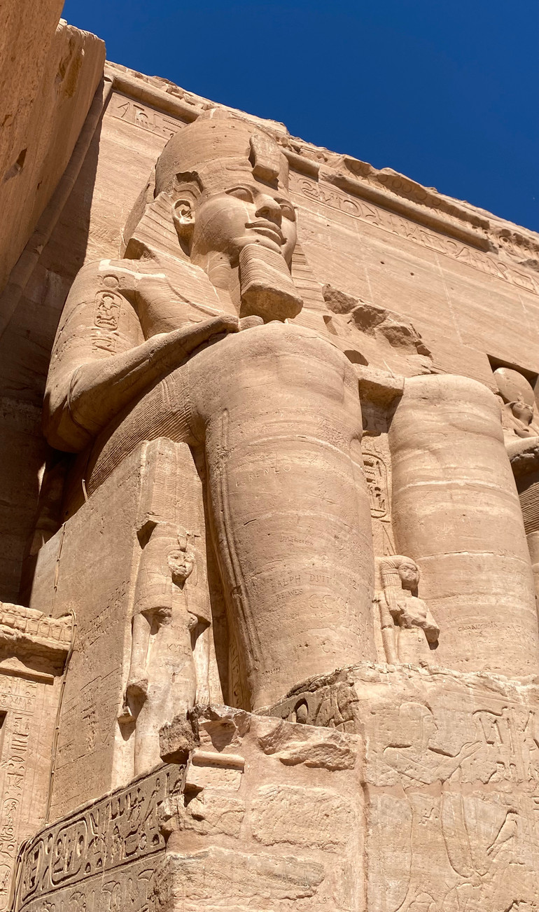 Vẻ uy nghi của Ramesses II trên mặt tiền ngôi đền lớn của Khu phức hợp đền thờ Abu Simbel.