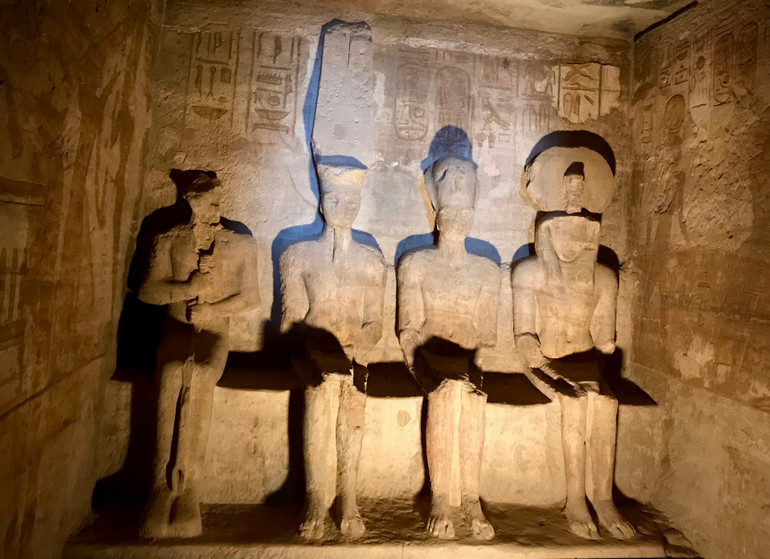 Gian thờ với chỉ 3/4 bức tượng được chiếu sáng 2 ngày trong năm.