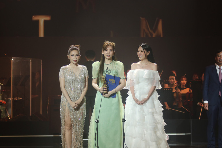 Đoàn phim Nhà bà Nữ nhận giải Phim Việt Nam xuất sắc nhất tại DANAFF 2023 - Ảnh: ANH VŨ