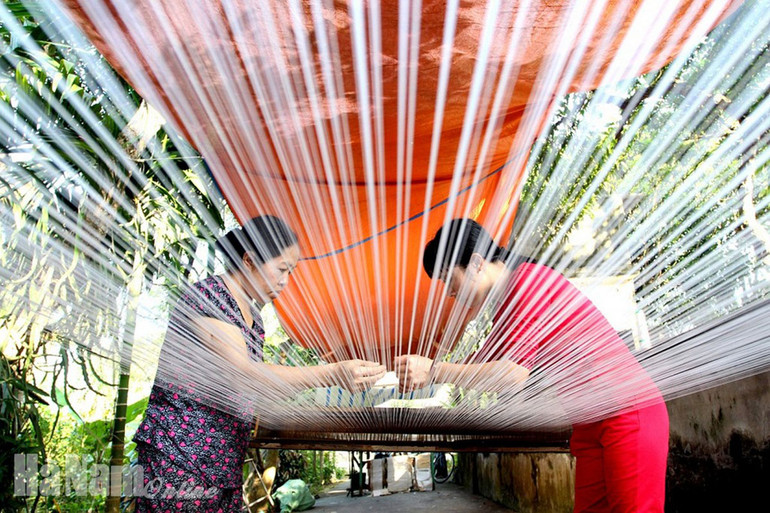 Lụa tơ tằm Nha Xá - sản phẩm truyền thống tiêu biểu của tỉnh Hà Nam. Nguồn | Báo Hà Nam