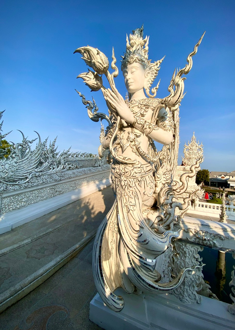 Nghệ sĩ đã sử dụng nhiều biểu tượng để chuyển tải những triết lý nhân sinh cùng thông điệp đầy tính minh triết của Phật giáo.