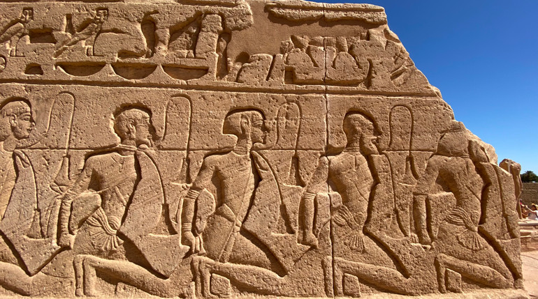 Hình ảnh những tù binh của trận chiến Kaidesh được lưu lại trên bức tường bên ngoài Ngôi đền Lớn.