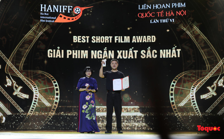 Đạo diễn Phạm Thành Đạt nhận giải Phim ngắn xuất sắc nhất tại HANIFF lần thứ VI - Nguồn: toquoc.vn