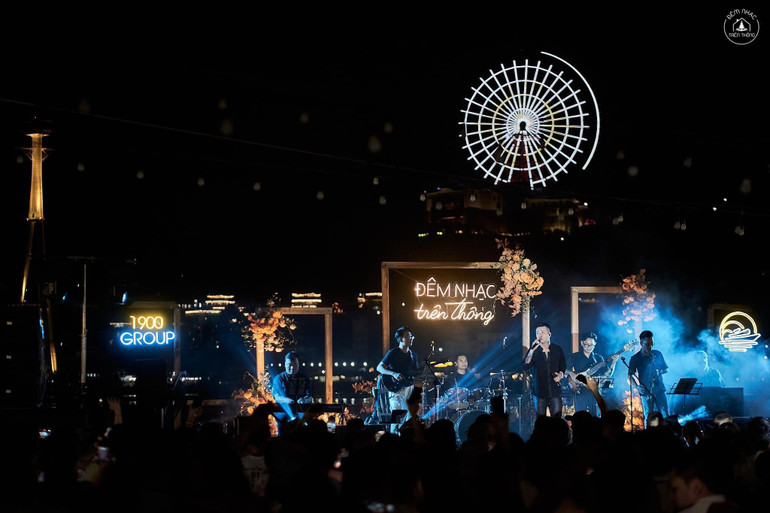 "Đêm nhạc trên thông" mang lại trải nghiệm hòa mình cùng âm nhạc và thưởng thức góc nhìn đắt giá ôm trọn thành phố biển Hạ Long (Quảng Ninh) cho du khách.