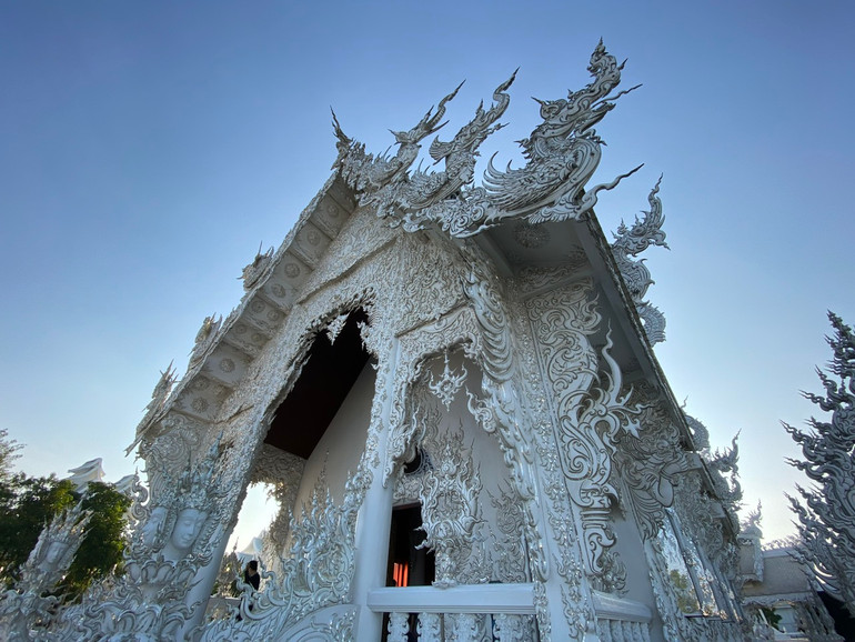 Là một Phật tử thuần thành, Chalermchai Kositpipat nổi tiếng với phong cách sáng tác được khơi nguồn cảm hứng từ triết lý Phật giáo cùng những tinh hoa văn hóa truyền thống của Thái Lan.