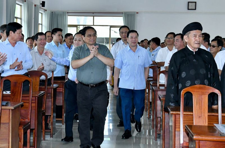 Thủ tướng Phạm Minh Chính tới dự Hội nghị tiếp xúc cử tri sau Kỳ họp thứ 7, Quốc hội khoá XV tại quận Thốt Nốt, thành phố Cần Thơ.
