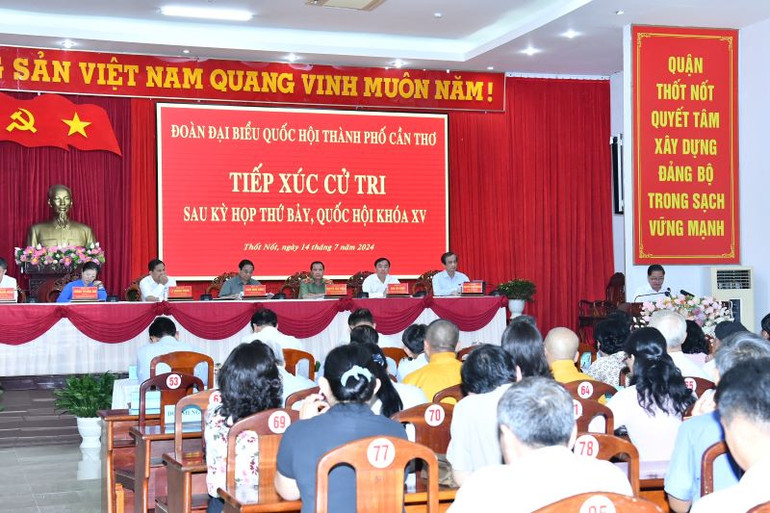 Thủ tướng Phạm Minh Chính tại Hội nghị tiếp xúc cử tri sau Kỳ họp thứ 7, Quốc hội khoá XV, tại quận Thốt Nốt.