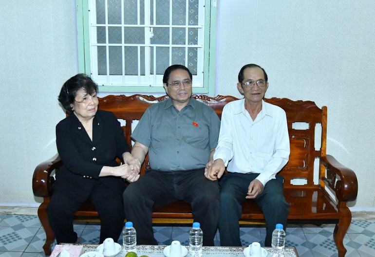 Thủ tướng thăm gia đình bác Lê Minh Sang, thương binh, tại quận Thốt Nốt.