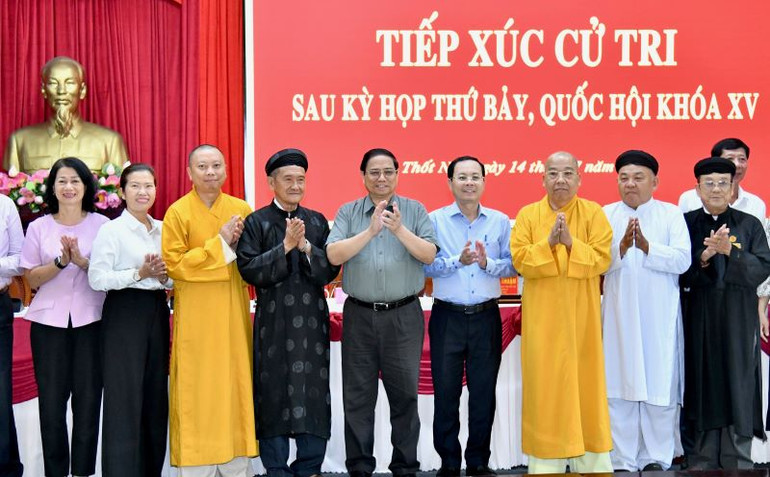 Thủ tướng chụp ảnh lưu niệm với đại diện cử tri quận Thốt Nốt, các chức sắc, chức việc tôn giáo trên địa bàn quận.
