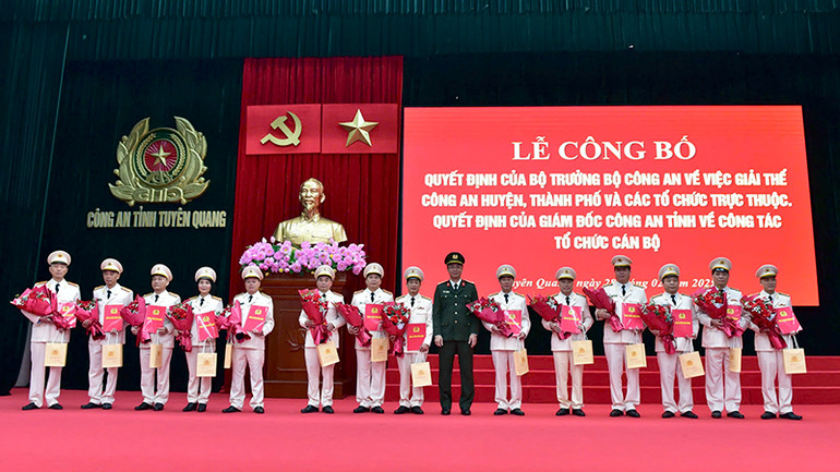 Đại tá Phạm Kim Đĩnh, Giám đốc Công an tỉnh Tuyên Quang tặng hoa và quà các đồng chí nghỉ công tác hưởng chế độ hưu trí.