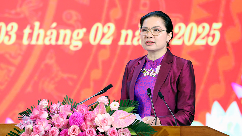 Đồng chí Hà Thị Nga, Ủy viên Trung ương Đảng, Bí thư Tỉnh ủy, Trưởng Đoàn đại biểu Quốc hội tỉnh Tuyên Quang phát biểu tại buổi gặp mặt.