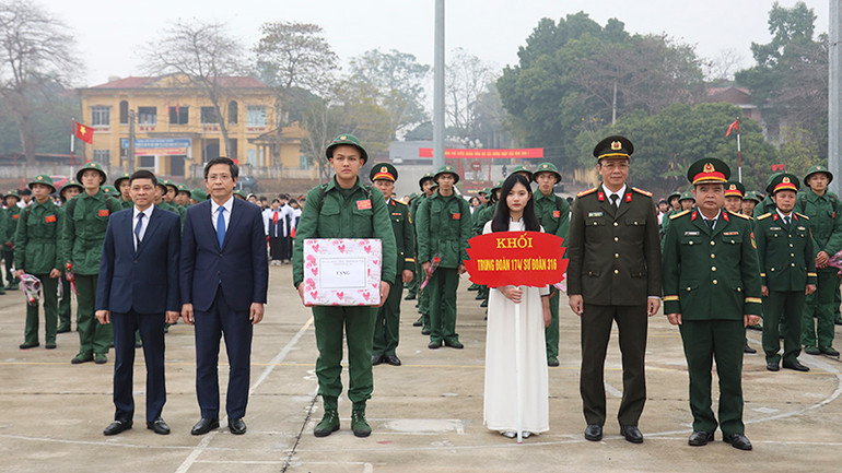 Lãnh đạo Công an tỉnh, lãnh đạo Ban Chỉ huy Quân sự tỉnh và lãnh đạo thành phố Tuyên Quang tặng quà động viên tân binh lên đường nhập ngũ.