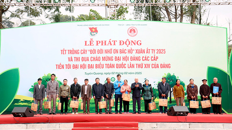 Đồng chí Đỗ Văn Chiến tặng quà người có uy tín trên địa bàn huyện Sơn Dương.