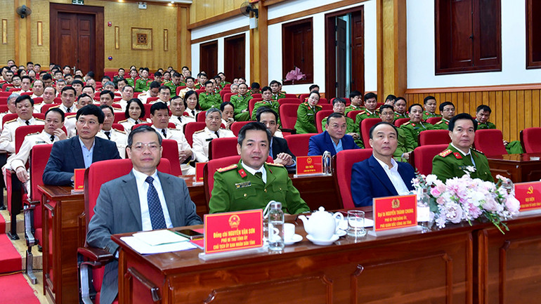 Các đại biểu dự buổi lễ.