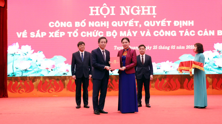 Đồng chí Hà Thị Nga, Bí thư Tỉnh ủy Tuyên Quang trao Quyết định nghỉ hưu trước tuổi đối với đồng chí Tạ Đức Tuyên, Bí thư Thành ủy Tuyên Quang.