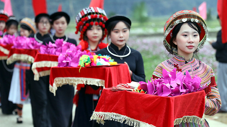 Lễ vật được các nam thanh, nữ tú dâng lên mâm tồng. Lễ vật được các nam thanh, nữ tú dâng lên mâm tồng.