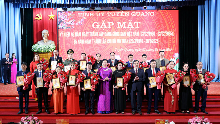 Đồng chí Hà Thị Nga, Ủy viên Trung ương Đảng, Bí thư Tỉnh ủy, Trưởng Đoàn đại biểu Quốc hội tỉnh Tuyên Quang trao khen thưởng cho các Bí thư Chi bộ tiêu biểu.