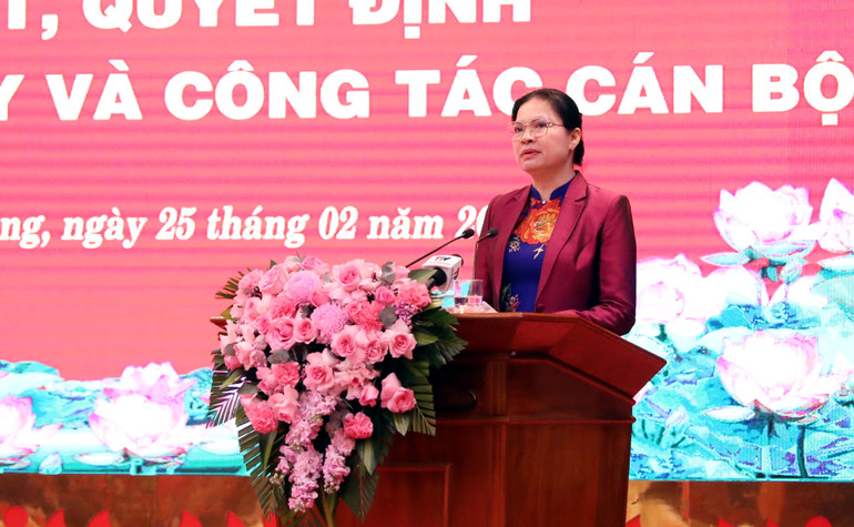 Đồng chí Hà Thị Nga, Ủy viên Trung ương Đảng, Bí thư Tỉnh ủy Tuyên Quang, phát biểu tại Hội nghị.