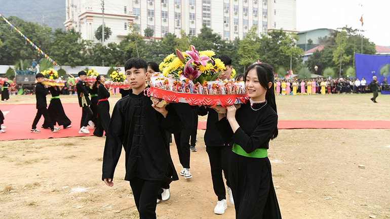 Nam thanh, nữ tú người dân tộc Tày thực hiện nghi thức dâng mâm Tồng.