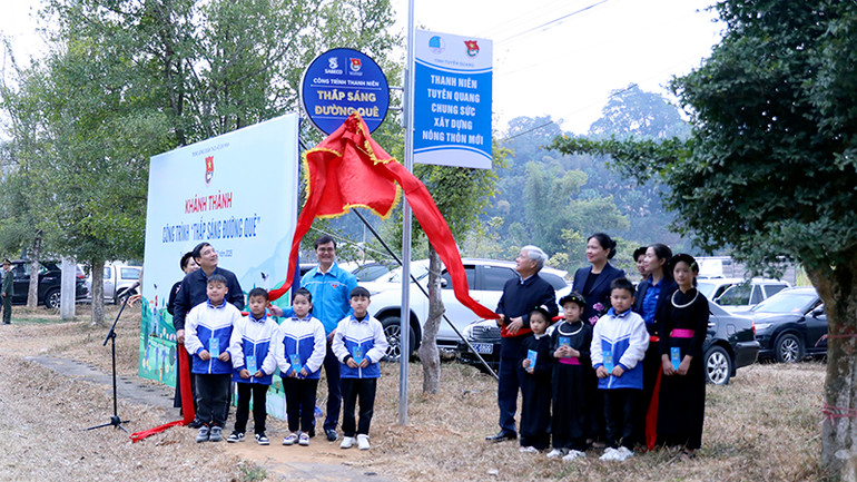 Đồng chí Đỗ Văn Chiến và các đồng chí lãnh đạo Trung ương Đoàn, lãnh đạo tỉnh Tuyên Quang kéo băng khánh thành công trình thắp sáng đường quê tại thôn Tân Lập, xã Tân Trào, huyện Sơn Dương.
