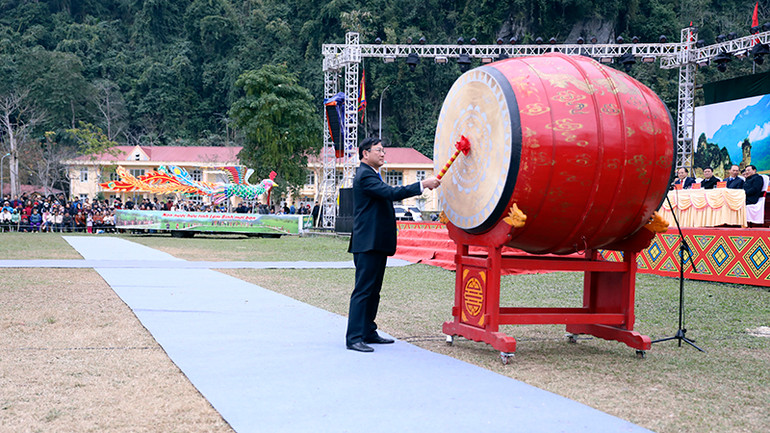 Chủ tịch Ủy ban nhân dân huyện Lâm Bình Lê Thế Đạt đánh trống khai hội Lồng Tông xuân Ất Tỵ 2025. Chủ tịch Ủy ban nhân dân huyện Lâm Bình Lê Thế Đạt đánh trống khai hội Lồng Tông xuân Ất Tỵ 2025.