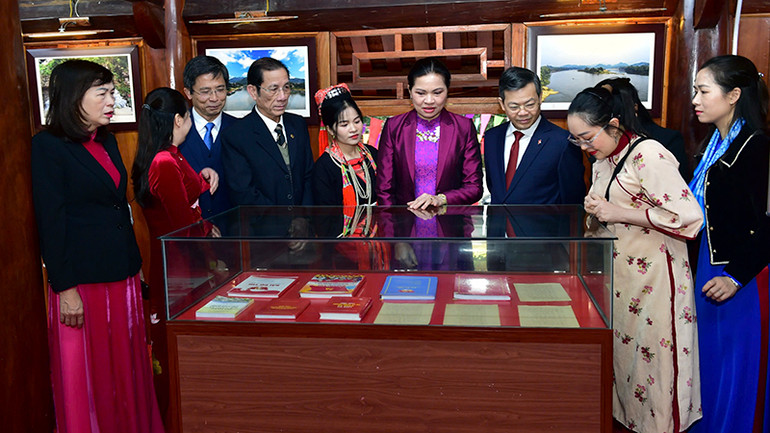 Các đồng chí lãnh đạo tỉnh Tuyên Quang tham quan nhà lưu niệm tại địa điểm thành lập Chi bộ Mỏ Than.