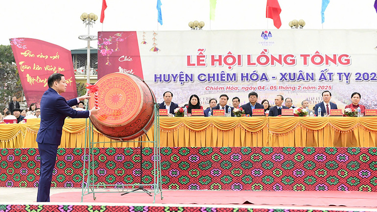 Chủ tịch UBND huyện Chiêm Hóa, tỉnh Tuyên Quang Nguyễn TIến Dũng đánh trống khai hội.